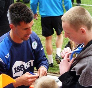Scharner signs an autograph