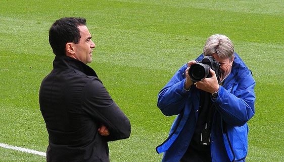 Roberto Martinez and photographer